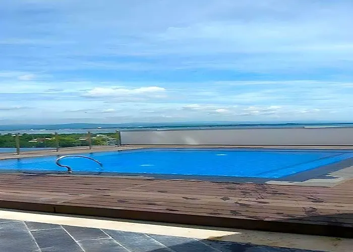 Mactan Newtown Executive Отель 4*