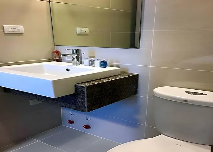 Mactan Newtown Executive Себу